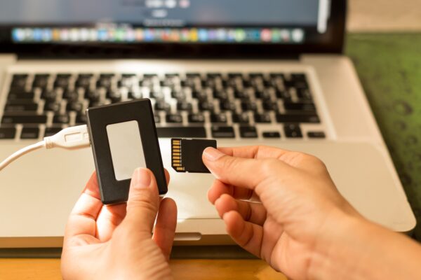 別のデバイスにSDカードを挿入する