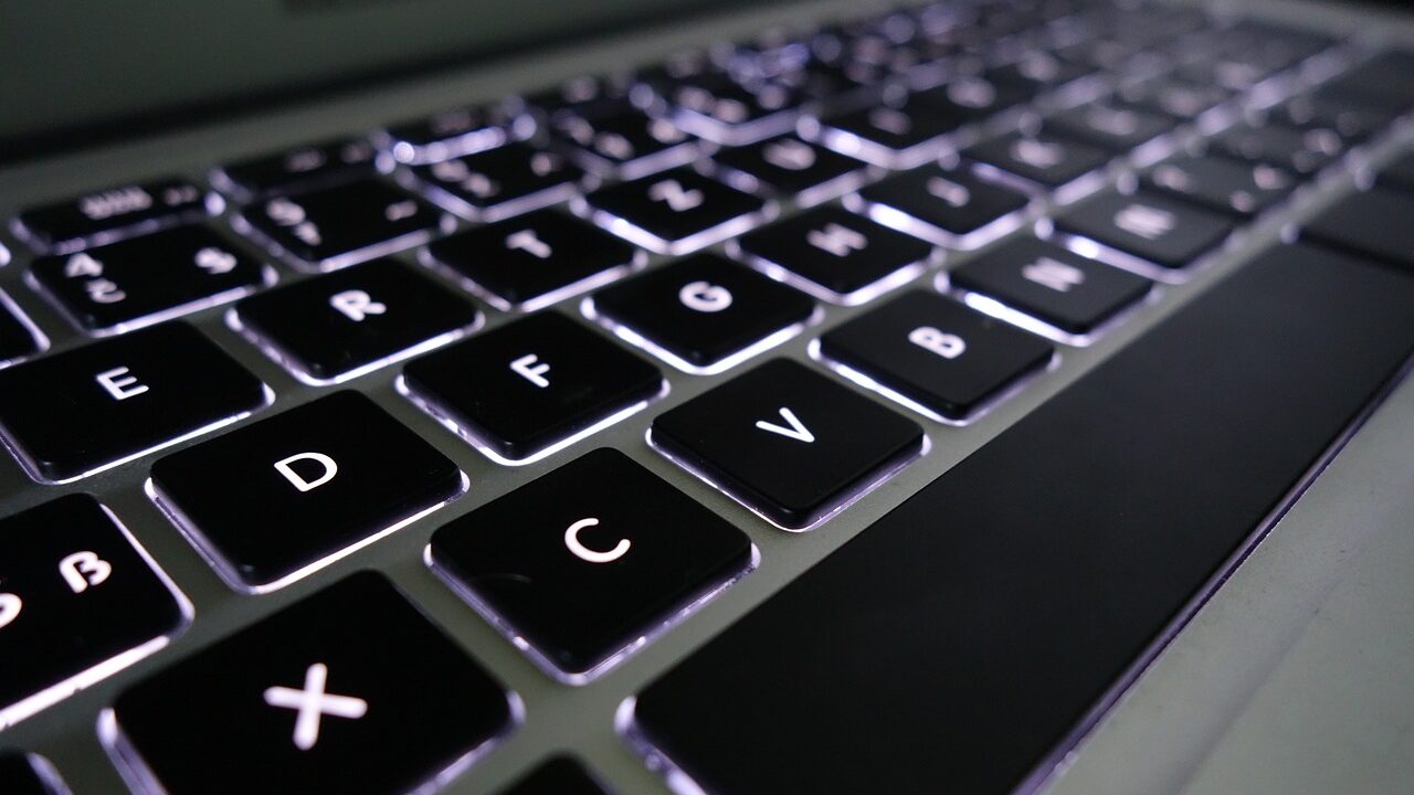 パソコンからデータを吸い出す方法｜故障時でも諦めない！
