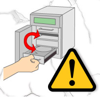 HDD/SSDを新しいものに交換すると、データを復旧出来るのではないの?イメージ図 HDDを取り出している